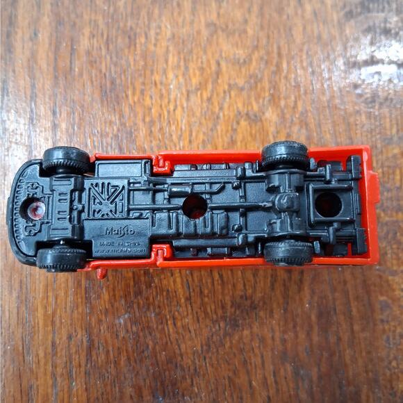 Maisto Adventure Force 1:64 Scale Toy Eastvale Fire & Rescue Ambulance Red - Picture 7 of 9